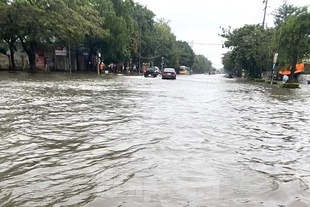 Mưa trắng trời, nhiều tuyến đường ở thành phố Vinh thành sông - Ảnh 7. Mưa trắng trời, nhiều tuyến đường ở thành phố Vinh thành sông - Ảnh 7.