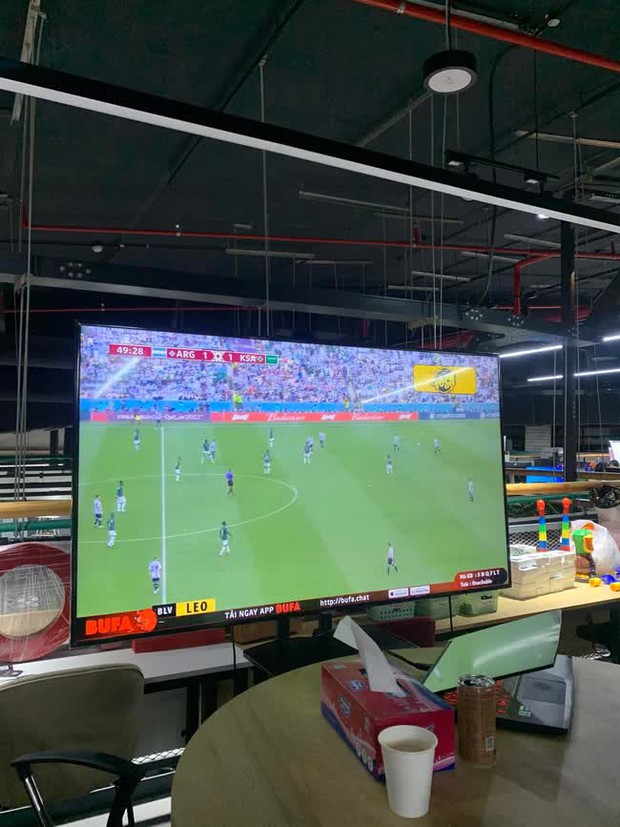 Dân văn phòng người công khai, người “lén lút” xem World Cup 2022 trong giờ làm việc - Ảnh 4.