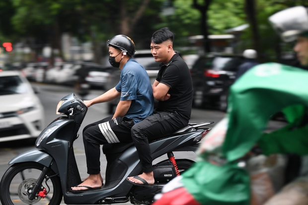 Gió mùa tràn về, người dân Hà Nội thích thú tận hưởng không khí se lạnh kèm mưa nhỏ - Ảnh 9. Gió mùa tràn về, người dân Hà Nội thích thú tận hưởng không khí se lạnh kèm mưa nhỏ - Ảnh 9.