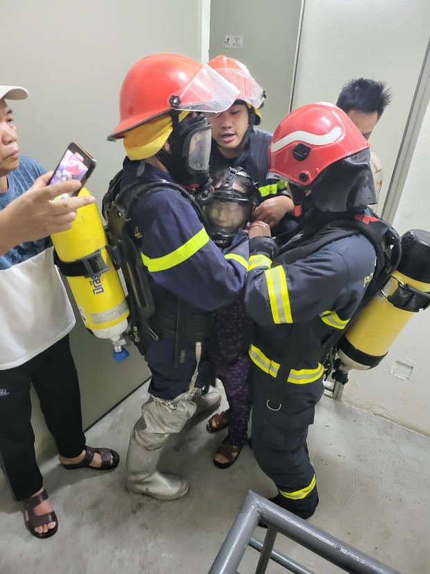 Hà Nội: Cháy chung cư Victoria Văn Phú, cảnh sát cứu 2 người mắc kẹt - Ảnh 2. Hà Nội: Cháy chung cư Victoria Văn Phú, cảnh sát cứu 2 người mắc kẹt - Ảnh 2.