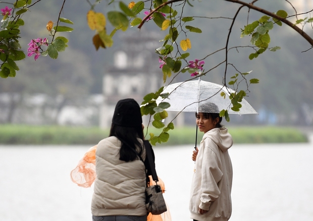 Gió mùa tràn về, người dân Hà Nội thích thú tận hưởng không khí se lạnh kèm mưa nhỏ - Ảnh 8.