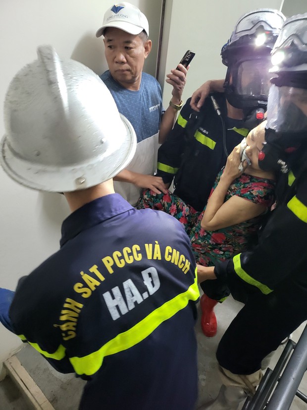 Hà Nội: Cháy chung cư Victoria Văn Phú, cảnh sát cứu 2 người mắc kẹt - Ảnh 1. Hà Nội: Cháy chung cư Victoria Văn Phú, cảnh sát cứu 2 người mắc kẹt - Ảnh 1.