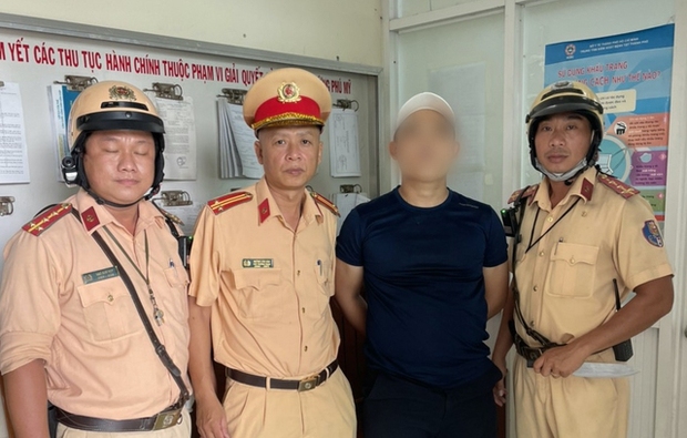 Cảnh sát giao thông TP. Hồ Chí Minh khống chế đối tượng dùng dao tấn công người đi đường - Ảnh 1. Cảnh sát giao thông TP. Hồ Chí Minh khống chế đối tượng dùng dao tấn công người đi đường - Ảnh 1.