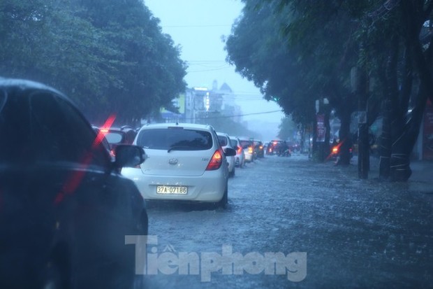 Mưa trắng trời, nhiều tuyến đường ở thành phố Vinh thành sông - Ảnh 5. Mưa trắng trời, nhiều tuyến đường ở thành phố Vinh thành sông - Ảnh 5.