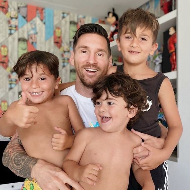 On the field is a football legend, at home Messi is a great father with a different way of teaching his children than rival Ronaldo - Photo 1.