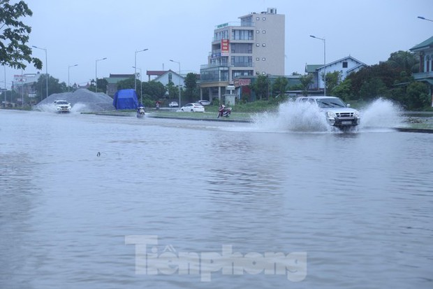 Mưa trắng trời, nhiều tuyến đường ở thành phố Vinh thành sông - Ảnh 1. Mưa trắng trời, nhiều tuyến đường ở thành phố Vinh thành sông - Ảnh 1.
