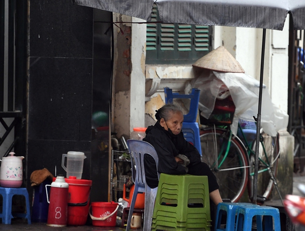 Gió mùa tràn về, người dân Hà Nội thích thú tận hưởng không khí se lạnh kèm mưa nhỏ - Ảnh 4.