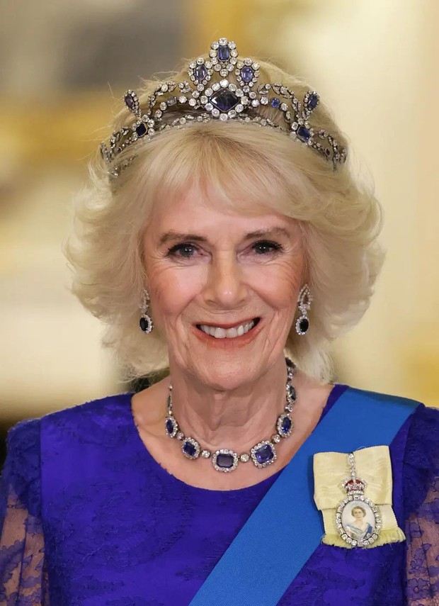 Hoàng hậu Camilla, Công nương Kate đội vương miện của mẹ chồng - Ảnh 2.