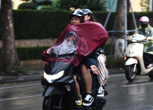 Gió mùa tràn về, người dân Hà Nội thích thú tận hưởng không khí se lạnh kèm mưa nhỏ - Ảnh 3. Gió mùa tràn về, người dân Hà Nội thích thú tận hưởng không khí se lạnh kèm mưa nhỏ - Ảnh 3.