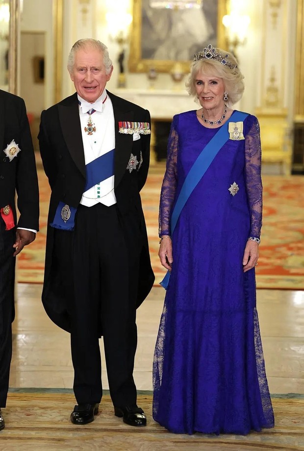 Hoàng hậu Camilla, Công nương Kate đội vương miện của mẹ chồng - Ảnh 1.