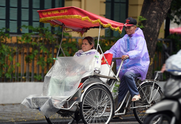 Gió mùa tràn về, người dân Hà Nội thích thú tận hưởng không khí se lạnh kèm mưa nhỏ - Ảnh 2.