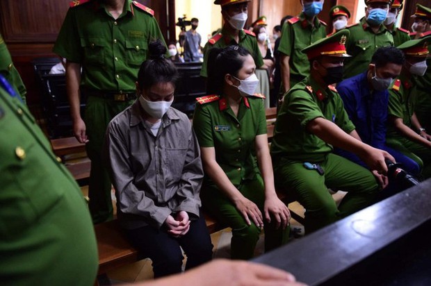 An ninh thắt chặt phiên tòa xử vụ dì ghẻ sát hại con riêng của người tình - Ảnh 7. An ninh thắt chặt phiên tòa xử vụ dì ghẻ sát hại con riêng của người tình - Ảnh 7.