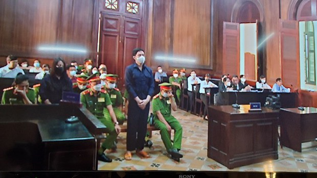 TRỰC TIẾP: Xét xử vụ bé 8 tuổi bị bạo hành tử vong - Ảnh 4. TRỰC TIẾP: Xét xử vụ bé 8 tuổi bị bạo hành tử vong - Ảnh 4.