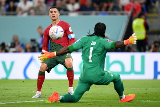 Ronaldo rưng rưng nước mắt hát quốc ca trận Bồ Đào Nha vs Ghana - Ảnh 7.