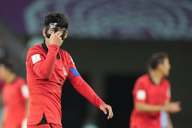 “Batman” Son Heung-min: Vén màn bí mật chiếc mặt nạ và chỉ cưới sau khi thất nghiệp - Ảnh 1.