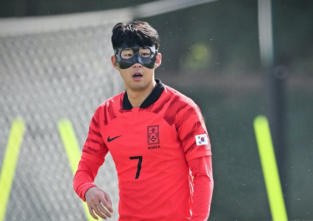 Đường tình trắc trở của cầu thủ Hàn Quốc với các ngôi sao - Ảnh 1.