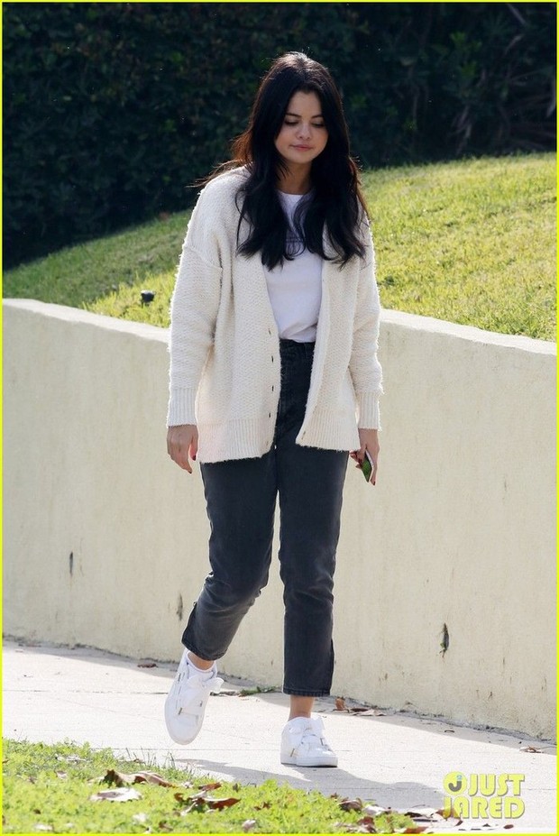 8 cách phối áo cardigan tinh tế của Selena Gomez - Ảnh 3.