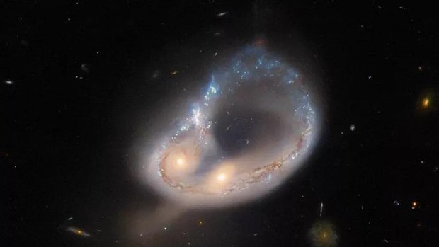 Hai thiên hà va chạm trực diện tạo ra vòng tròn tuyệt đẹp - Ảnh 1.