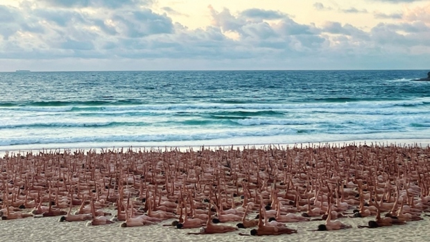 Hơn 2.500 người chụp ảnh khỏa thân trên bãi biển Australia - Ảnh 1.