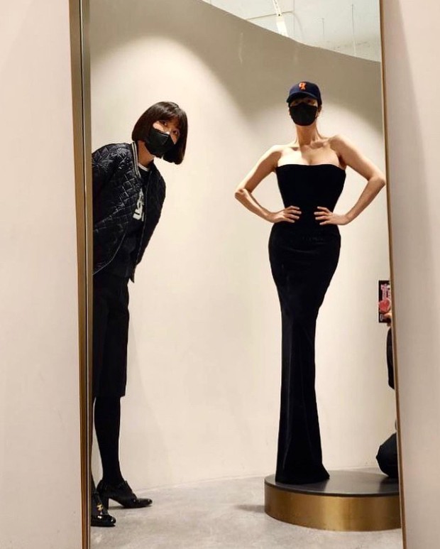 Kim Hye Soo gây sốt với body cực phẩm trong phòng thử đồ, bộ mặc lên thảm đỏ Rồng Xanh chưa phải bộ đẹp nhất - Ảnh 2.