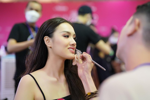 Nhan sắc thí sinh Hoa hậu Việt Nam sau khi được trang điểm - Ảnh 3. Nhan sắc thí sinh Hoa hậu Việt Nam sau khi được trang điểm - Ảnh 3.