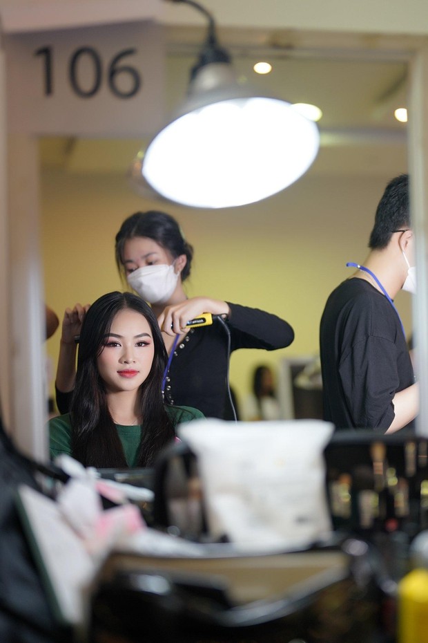 Nhan sắc thí sinh Hoa hậu Việt Nam sau khi được trang điểm - Ảnh 7. Nhan sắc thí sinh Hoa hậu Việt Nam sau khi được trang điểm - Ảnh 7.