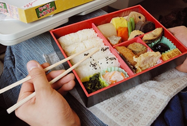 Bento: Có cả nền văn hóa và tình yêu ẩm thực được gói trọn trong một hộp cơm xinh xắn - Ảnh 17.