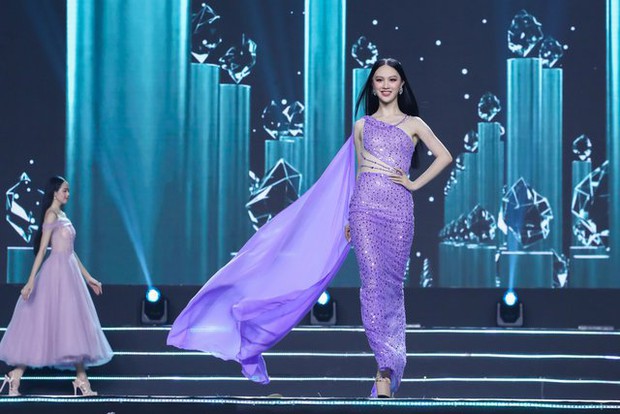 Toàn cảnh Chung khảo Hoa hậu Việt Nam: Bùng nổ với loạt phần thi hấp dẫn, Top 35 chính thức lộ diện - Ảnh 10.