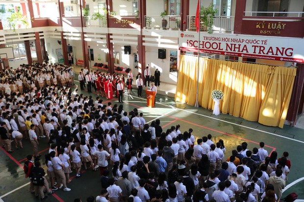 Sau vụ ngộ độc thực phẩm, hàng trăm học sinh Trường Ischool Nha Trang đi học lại - Ảnh 2.