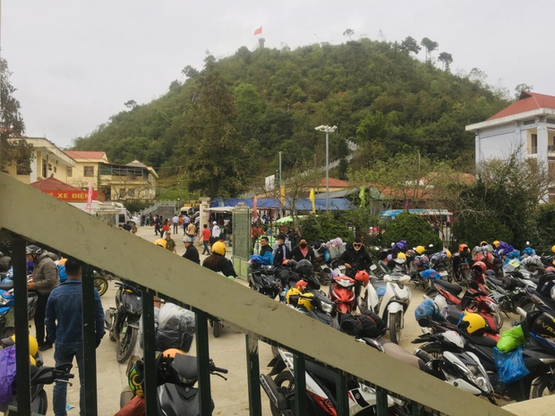 Du khách ùn ùn đổ về, Hà Giang tắc đường, chợ đêm Đồng Văn đông nghẹt thở - Ảnh 5. Du khách ùn ùn đổ về, Hà Giang tắc đường, chợ đêm Đồng Văn đông nghẹt thở - Ảnh 5.