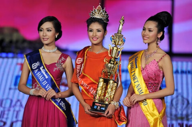 Top 3 Hoa hậu Việt Nam 2010: Ngọc Hân sắp lên xe hoa, 2 Á hậu rút lui khỏi showbiz - Ảnh 2.