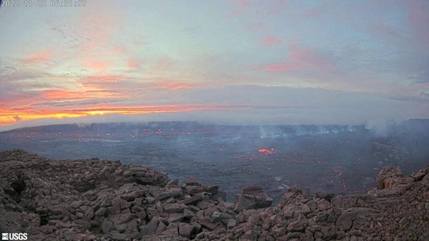 Núi lửa còn hoạt động lớn nhất thế giới lần đầu tiên phun trào sau gần 40 năm - Ảnh 1.