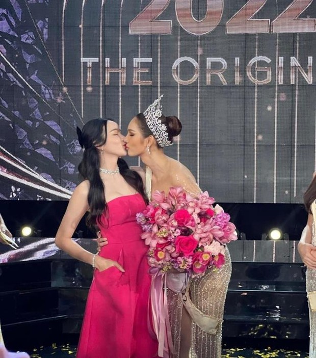 Hoa hậu chuyển giới Thái Lan 2022 hôn bạn gái khi đăng quang - Ảnh 2.