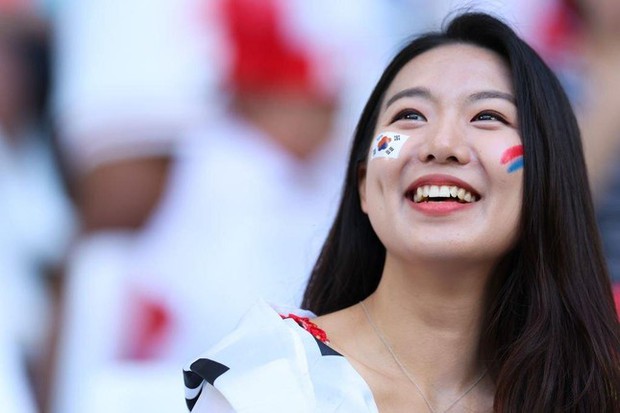 Dung mạo xinh đẹp của các CĐV Hàn Quốc ở trận thua Ghana - Ảnh 4.