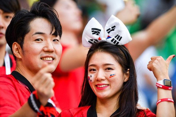 Dung mạo xinh đẹp của các CĐV Hàn Quốc ở trận thua Ghana - Ảnh 3.