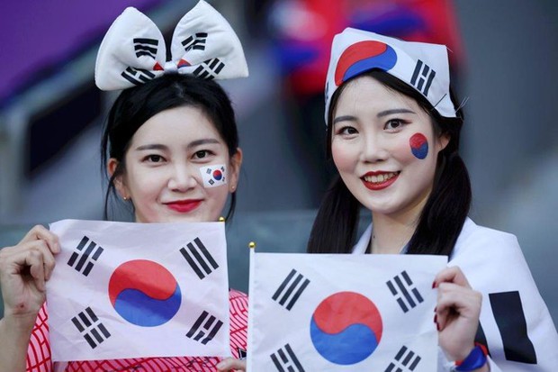 Dung mạo xinh đẹp của các CĐV Hàn Quốc ở trận thua Ghana - Ảnh 11.