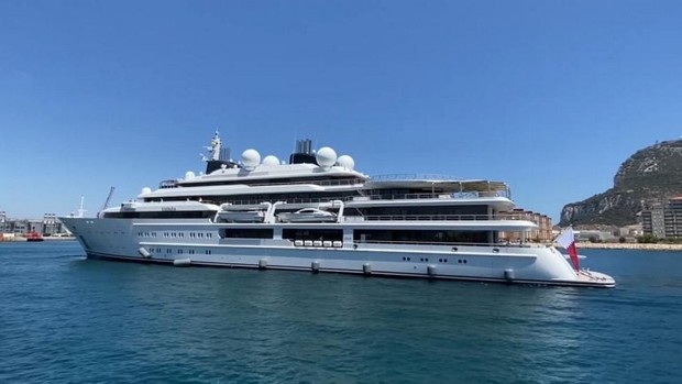 Cận cảnh du thuyền giá nửa tỷ USD, dài hơn cả sân bóng đá của Vương thất Qatar: Biểu tượng tột đỉnh của sự giàu sang ngự trị đại dương - Ảnh 2.