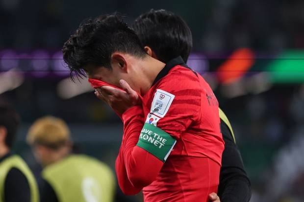 Son Heung-min bật khóc, HLV Hàn Quốc nổi giận chỉ mặt trọng tài - Ảnh 2.