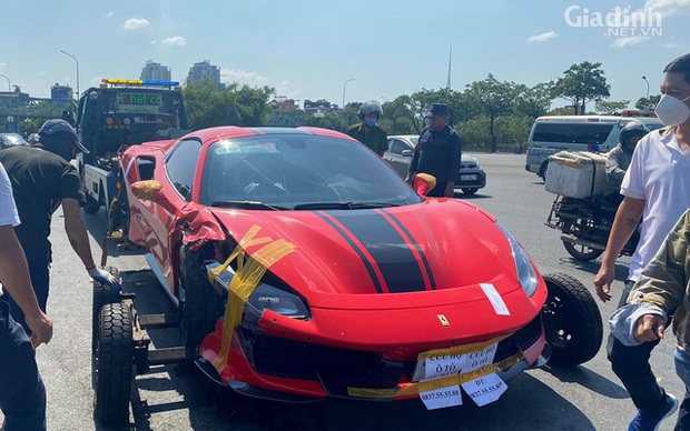 Tài xế siêu xe Ferrari gây tai nạn ra đầu thú - Ảnh 1.