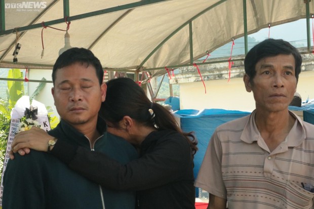 Thi thể nữ sinh từ Hàn Quốc về nhà trong những giọt nước mắt tiếc thương - Ảnh 3. Thi thể nữ sinh từ Hàn Quốc về nhà trong những giọt nước mắt tiếc thương - Ảnh 3.