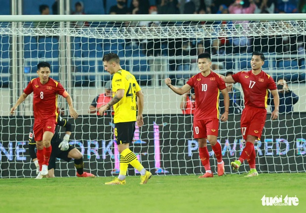 Thủ môn Dortmund tác động vật lý làm bung khung thành sân Mỹ Đình - Ảnh 5.