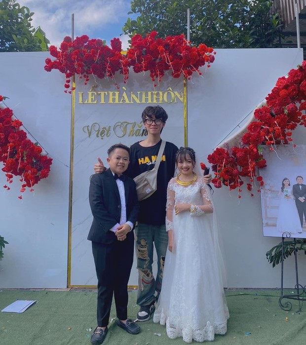 Đôi vợ chồng tí hon vừa làm đám cưới tại Nghệ An: Nhiều lúc đi đường hay bị nhầm là chị em - Ảnh 1.