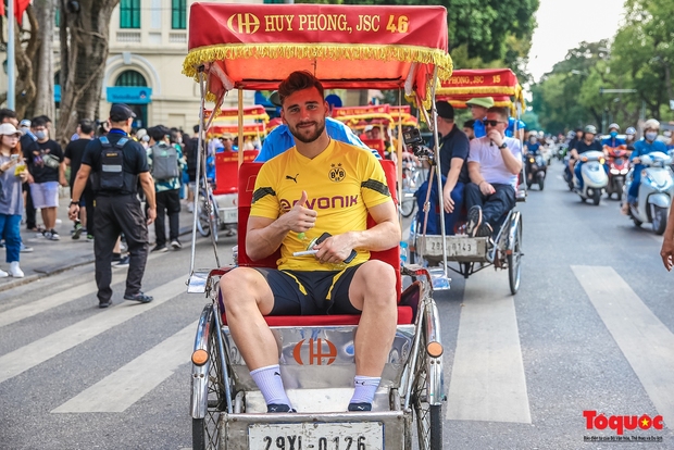 Cầu thủ Borussia Dortmund thích thú với xích lô, cà phê vỉa hè tại Hà Nội - Ảnh 5.