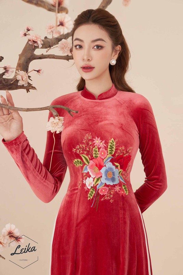 Áo dài Tết 2023: Xu hướng hoa văn thêu trở lại tô điểm nét xuân ngời - Ảnh 9. Áo dài Tết 2023: Xu hướng hoa văn thêu trở lại tô điểm nét xuân ngời - Ảnh 9.