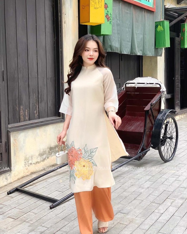 Áo dài Tết 2023: Xu hướng hoa văn thêu trở lại tô điểm nét xuân ngời - Ảnh 6. Áo dài Tết 2023: Xu hướng hoa văn thêu trở lại tô điểm nét xuân ngời - Ảnh 6.