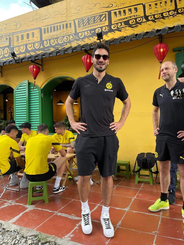 Cầu thủ Borussia Dortmund thích thú với xích lô, cà phê vỉa hè tại Hà Nội - Ảnh 16.