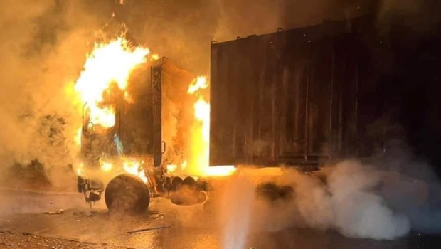 Xe container bất ngờ bốc cháy dữ dội trong đêm - Ảnh 1.