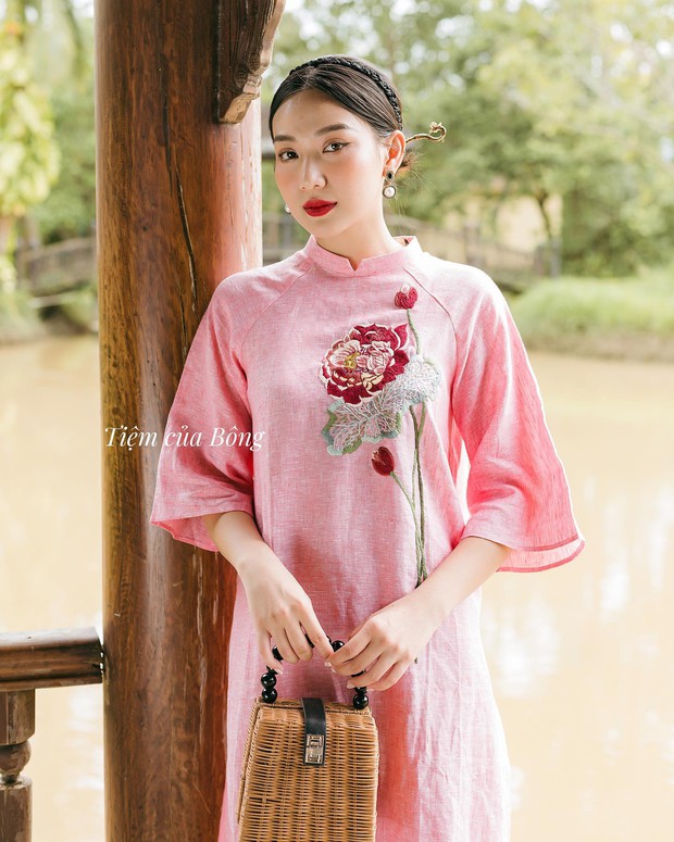 Áo dài Tết 2023: Xu hướng hoa văn thêu trở lại tô điểm nét xuân ngời - Ảnh 2. Áo dài Tết 2023: Xu hướng hoa văn thêu trở lại tô điểm nét xuân ngời - Ảnh 2.
