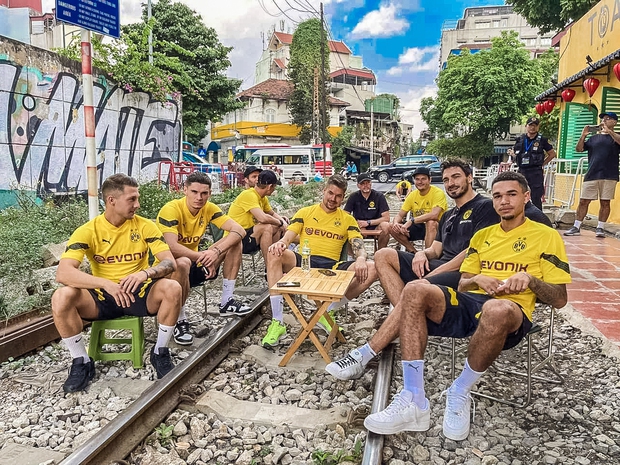 Cầu thủ Borussia Dortmund thích thú với xích lô, cà phê vỉa hè tại Hà Nội - Ảnh 15.