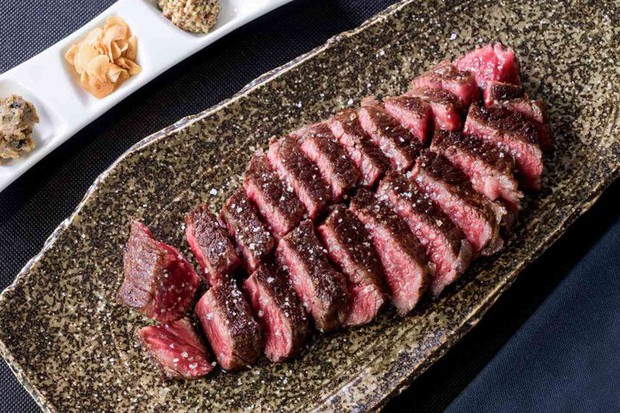 Món thịt bò Kobe tẩm bột chiên có gì đặc biệt mà thực khách sẵn sàng đợi trước... 30 năm để được ăn! - Ảnh 1.